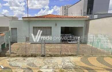 Imagem: A casa possui 4 Dormitórios, 2 Banheiros, 3 Vagas na garagem