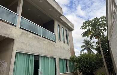 Imagem: A casa possui 4 Dormitórios, 2 Banheiros, 2 Vagas na garagem