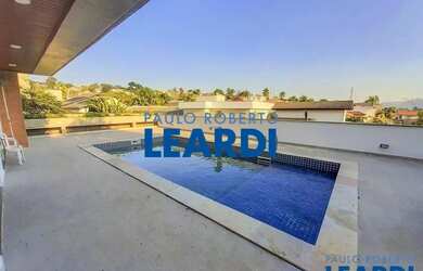 Imagem: A casa em condomínio possui 5 Dormitórios, 3 Banheiros, 4