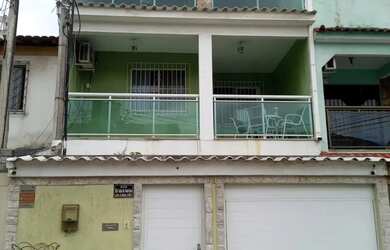 Imagem: A casa possui 3 Dormitórios, 3 Banheiros, 2 Vagas na garagem