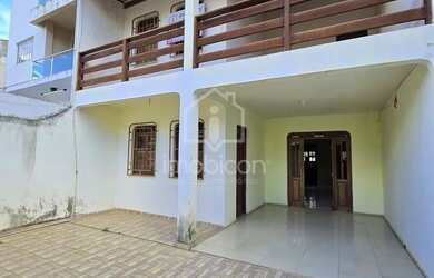 Imagem: A casa possui 3 Dormitórios, 2 Banheiros, 2 Vagas na garagem