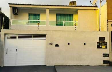 Imagem: A casa possui 4 Dormitórios, 3 Banheiros, 2 Vagas na garagem