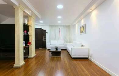 Imagem: A casa possui 3 Dormitórios, 2 Banheiros, 3 Vagas na garagem