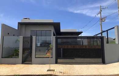 Imagem: A casa possui 4 Dormitórios, 2 Banheiros, 2 Vagas na garagem