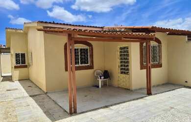 Imagem: A casa possui 3 Dormitórios, 2 Banheiros, 1 Vaga na garagem