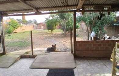 Imagem: A casa possui 3 Dormitórios, 1 Banheiro, 1 Vaga na garagem