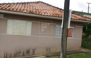Imagem: A casa possui 3 Dormitórios, 1 Banheiro, 1 Vaga na garagem