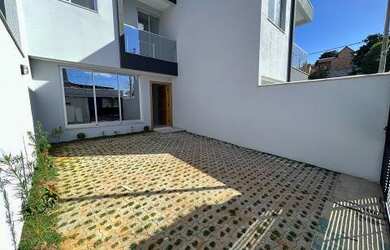 Imagem: A casa possui 3 Dormitórios, 3 Banheiros, 2 Vagas na garagem