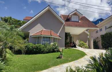 Imagem: A casa possui 4 Dormitórios, 5 Banheiros, 4 Vagas na garagem