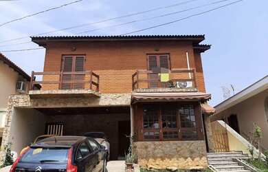 Imagem: A casa possui 3 Dormitórios, 5 Banheiros, 4 Vagas na garagem