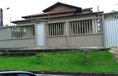 Imagem: A casa possui 4 Dormitórios, 3 Banheiros, 5 Vagas na garagem