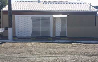 Imagem: A casa possui 3 Dormitórios, 2 Banheiros, 250m² de Área e