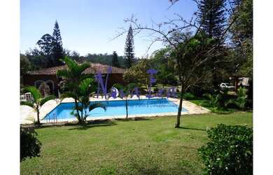 Imagem: A casa possui 3 Dormitórios, 4 Banheiros, 3 Vagas na garagem