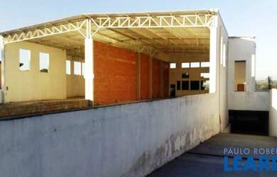 Imagem: O depósito possui 5 Vagas na garagem, 350m² de Área e está