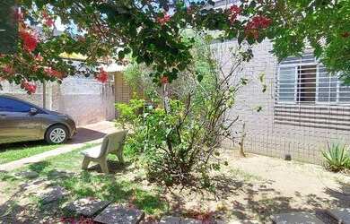 Imagem: A casa possui 3 Dormitórios, 1 Banheiro, 2 Vagas na garagem