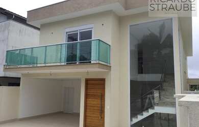 Imagem: A casa possui 3 Dormitórios, 5 Banheiros, 4 Vagas na garagem