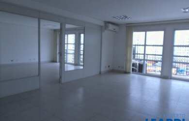 Imagem: O depósito possui 2 Vagas na garagem e 100m² de Área e está