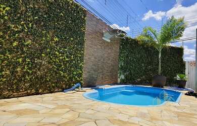 Imagem: A casa possui 2 Dormitórios, 1 Banheiro, 3 Vagas na garagem