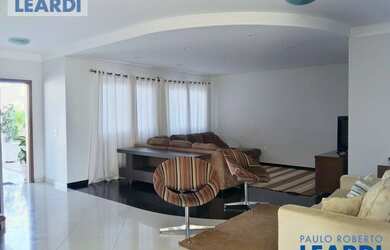 Imagem: A casa em condomínio possui 3 Dormitórios, 3 Banheiros, 2