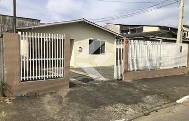 Imagem: A casa possui 2 Dormitórios, 1 Banheiro, 1 Vaga na garagem