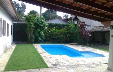 Imagem: A casa possui 4 Dormitórios, 3 Banheiros, 5 Vagas na garagem