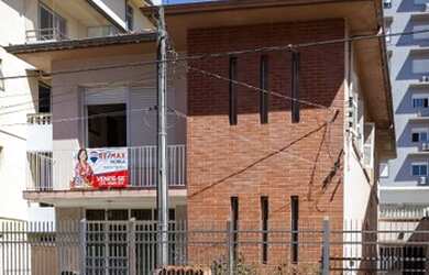 Imagem: A casa possui 5 Dormitórios, 5 Banheiros, 4 Vagas na garagem