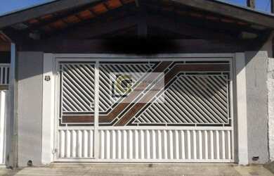 Imagem: A casa possui 3 Dormitórios, 2 Banheiros, 2 Vagas na garagem