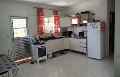 Imagem: A casa possui 3 Dormitórios, 1 Banheiro, 3 Vagas na garagem