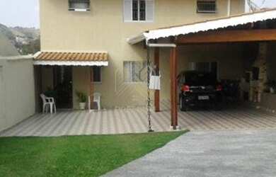 Imagem: A casa possui 3 Dormitórios, 4 Banheiros, 5 Vagas na garagem