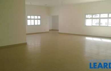 Imagem: O depósito possui 5 Vagas na garagem, 490m² de Área e está