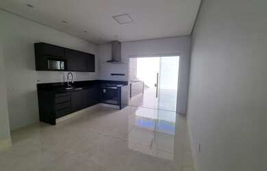 Imagem: A casa possui 3 Dormitórios, 2 Banheiros, 2 Vagas na garagem