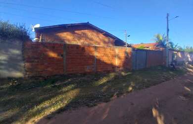 Imagem: A casa possui 3 Dormitórios, 2 Banheiros, 3 Vagas na garagem