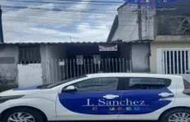 Imagem: A casa possui 3 Dormitórios, 2 Banheiros, 1 Vaga na garagem