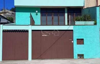 Imagem: A casa possui 3 Dormitórios, 1 Banheiro, 2 Vagas na garagem