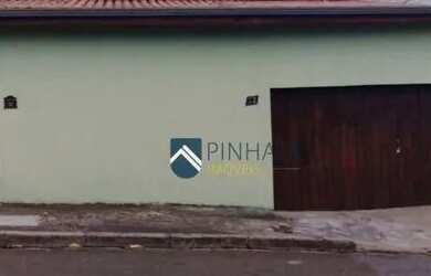 Imagem: A casa possui 3 Dormitórios, 1 Banheiro, 2 Vagas na garagem