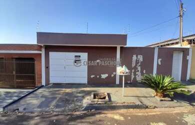 Imagem: A casa possui 2 Dormitórios, 2 Banheiros, 2 Vagas na garagem