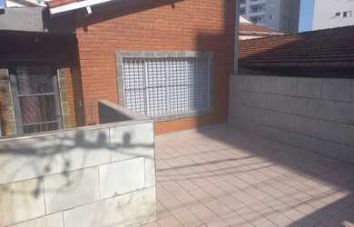 Imagem: A casa possui 3 Dormitórios, 1 Banheiro, 2 Vagas na garagem