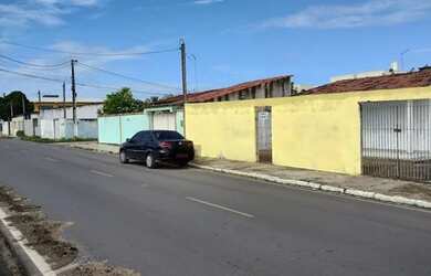 Imagem: A casa possui 3 Dormitórios, 2 Banheiros, 4 Vagas na garagem