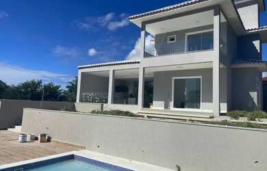 Imagem: A casa possui 3 Dormitórios, 3 Banheiros, 300m² de Área e