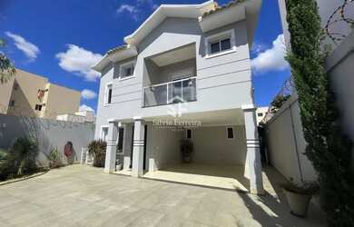 Imagem: A casa possui 5 Dormitórios, 5 Banheiros, 4 Vagas na garagem