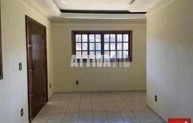 Imagem: A casa possui 3 Dormitórios, 2 Banheiros, 2 Vagas na garagem