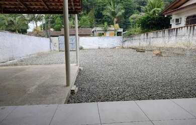 Imagem: A casa possui 3 Dormitórios, 1 Banheiro, 2 Vagas na garagem