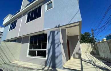 Imagem: A casa possui 3 Dormitórios, 4 Banheiros, 2 Vagas na garagem