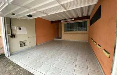 Imagem: A casa possui 3 Dormitórios, 3 Banheiros, 2 Vagas na garagem