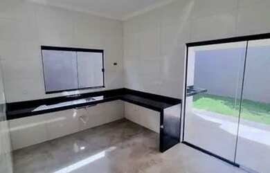 Imagem: A casa possui 3 Dormitórios, 3 Banheiros, 2 Vagas na garagem