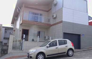 Imagem: A casa possui 3 Dormitórios, 3 Banheiros, 4 Vagas na garagem