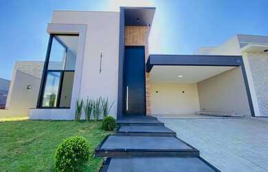 Imagem: A casa em condomínio possui 3 Dormitórios, 2 Banheiros, 4