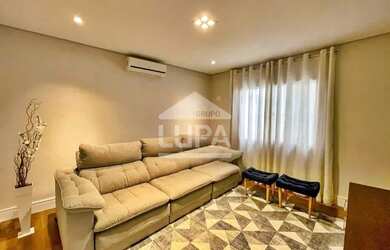 Imagem: A casa possui 4 Dormitórios, 5 Banheiros, 4 Vagas na garagem