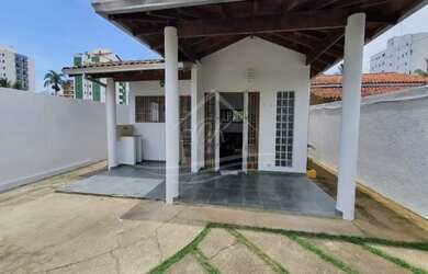 Imagem: A casa possui 3 Dormitórios, 3 Banheiros, 5 Vagas na garagem