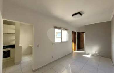 Imagem: O apartamento possui 2 Dormitórios, 1 Banheiro, 1 Vaga na garagem